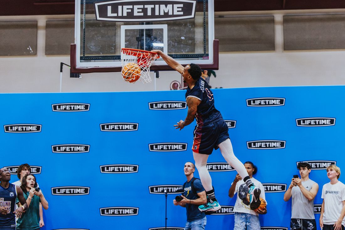 Jonathan Clark mid-dunk